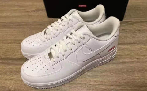 空军最新联名款 Supreme x AF1 Low 实物首次曝光!看完这设计你最想说什么?货号:CU9225-100(白)/ CU9225-001(黑)
