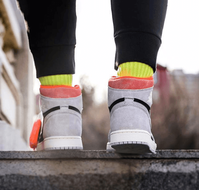 AIR JORDAN 1 AJ1灰白粉 黑脚趾 AJ1高帮灰麂皮字幕标语上脚实拍 货号555088-018