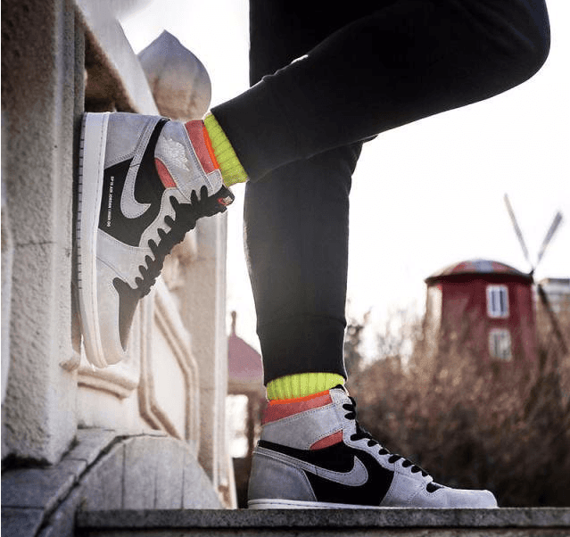 AIR JORDAN 1 AJ1灰白粉 黑脚趾 AJ1高帮灰麂皮字幕标语上脚实拍 货号555088-018