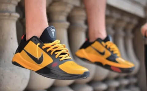 致敬科比！李小龙 Kyrie 6 实物曝光 实战科比主题欧文6黑曼巴战靴