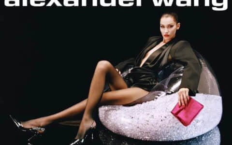 球鞋女神Bella Hadid上脚AJ1OW联名图火爆全球 女鞋头Bella Hadid最爱穿球鞋 性感大长腿就是球鞋绝配!