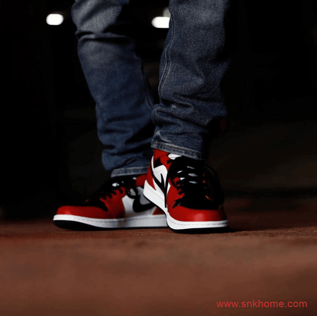 OG复古AJ1新配色 酷似AJ1反转黑红 Air Jordan 1 Mid 货号554724-069