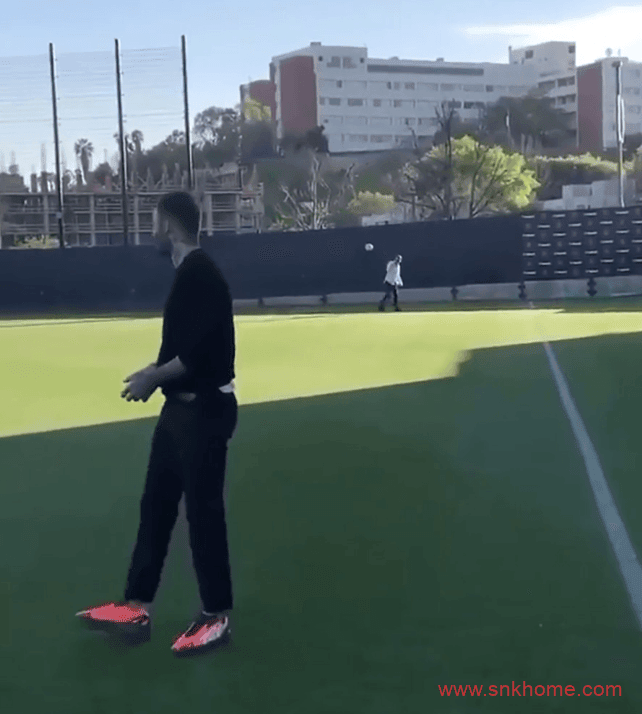 Yeezy Boost 700 MNVN “Orange”  椰子700MNVN橙黑贝克汉姆上脚 货号:FV3258