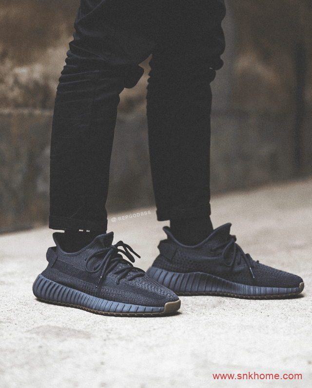 黑生胶亚洲地区本周补货 Yeezy 350 V2 “Cinder” 黑生胶 货号:FY2903