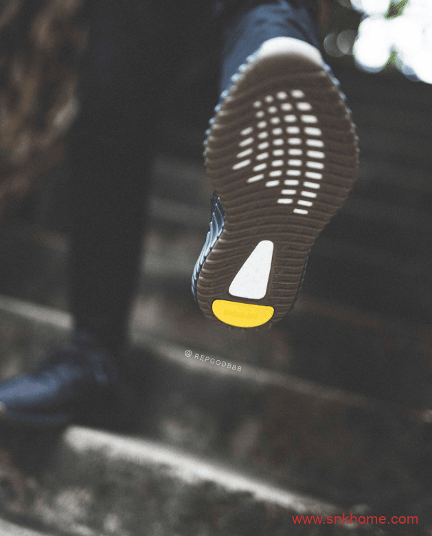 黑生胶亚洲地区本周补货 Yeezy 350 V2 “Cinder” 黑生胶 货号:FY2903