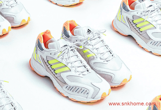 阿迪达斯与知名鞋店店铺联名打造 adidas Torsion TRDC阿迪达斯白灰色网面三杠跑鞋官图
