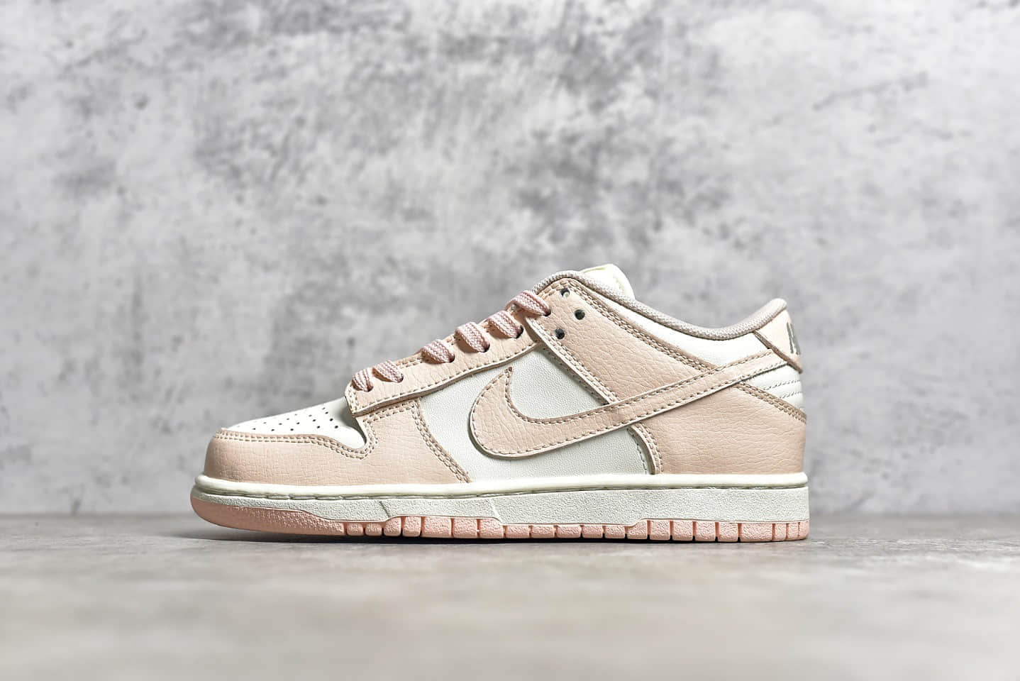 耐克Dunk白粉色低帮纯原版本 NIKE Wmns Dunk Low 耐克Dunk奶油粉低帮女子板鞋 货号:311369-104