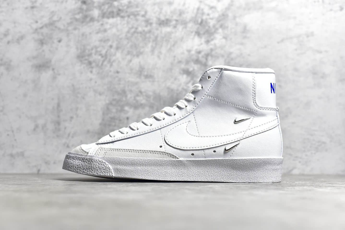 耐克开拓者白蓝银标硫化高帮板鞋 NIKE Blazer Mid '77 SE"Chrome Luxe"白蓝银标 货号：CZ4627-100