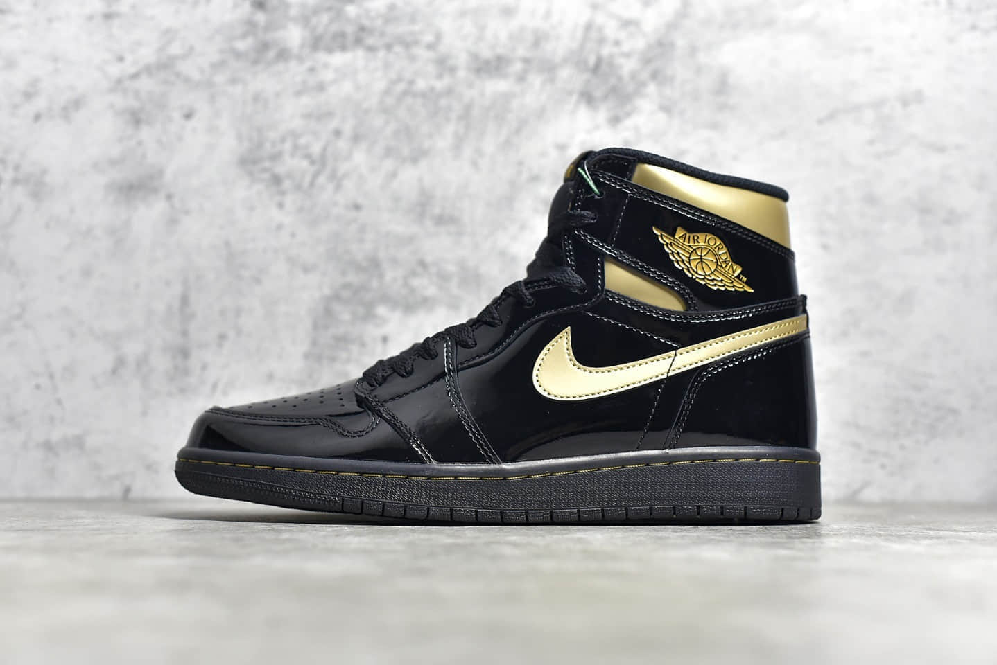 AJ1黑金高帮 Air Jordan 1 “ Black Metallic Gold ”黑金漆皮顶级复刻版本 货号：555088-032
