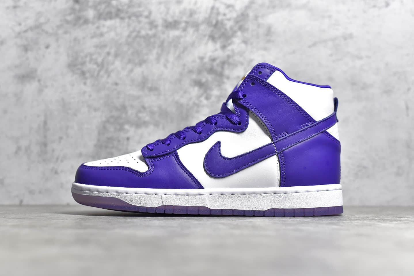 耐克Dunk SB白紫高帮 NIKE Dunk SB High Pro QB 耐克扣篮系列高帮经典百搭板鞋 货号：DC5382-100