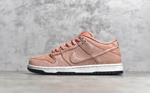 耐克Dunk SB粉红麂皮低帮 NIKE SB Dunk Low Pink Pig 耐克Dunk SB粉红猪保时捷917/20 货号：CV1655-600