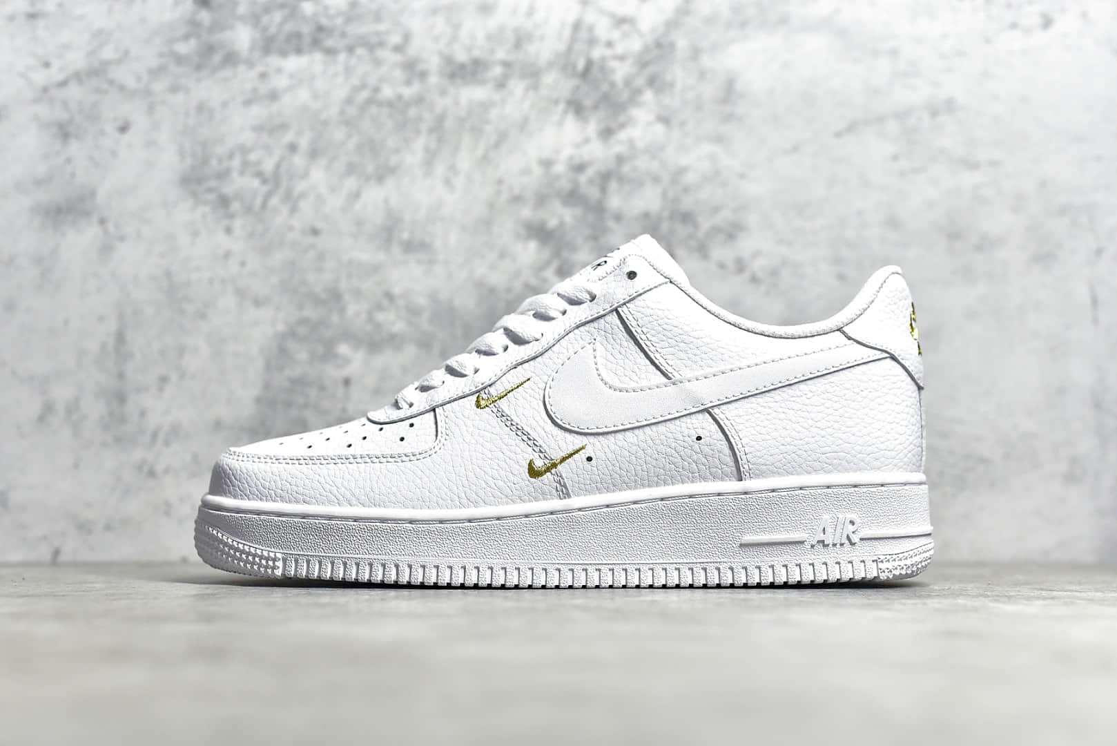 耐克空军荔枝皮全白低帮 NIKE Wmns Air Force 1' 07 LX"Chrome Swooshes White" 货号：CT1988-100