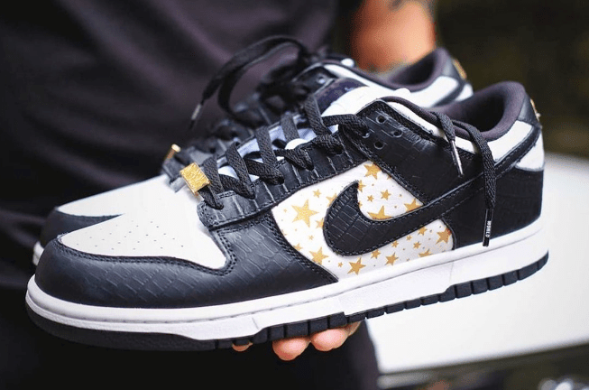耐克Dunk SB SUP联名款板鞋 Supreme x Nike SB Dunk Low “Black Stars” 耐克Dunk鳄鱼皮低帮 货号:DH3228-102