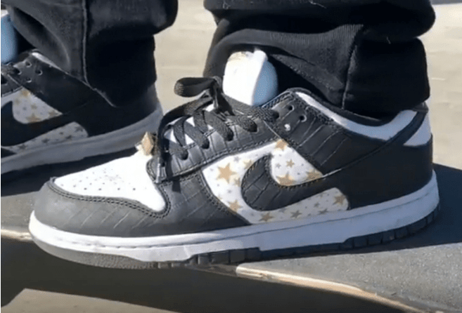 耐克Dunk SB SUP联名款板鞋 Supreme x Nike SB Dunk Low “Black Stars” 耐克Dunk鳄鱼皮低帮 货号:DH3228-102