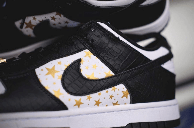 耐克Dunk SB SUP联名款板鞋 Supreme x Nike SB Dunk Low “Black Stars” 耐克Dunk鳄鱼皮低帮 货号:DH3228-102