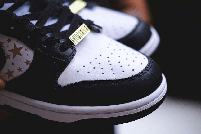 耐克Dunk SB SUP联名款板鞋 Supreme x Nike SB Dunk Low “Black Stars” 耐克Dunk鳄鱼皮低帮 货号:DH3228-102