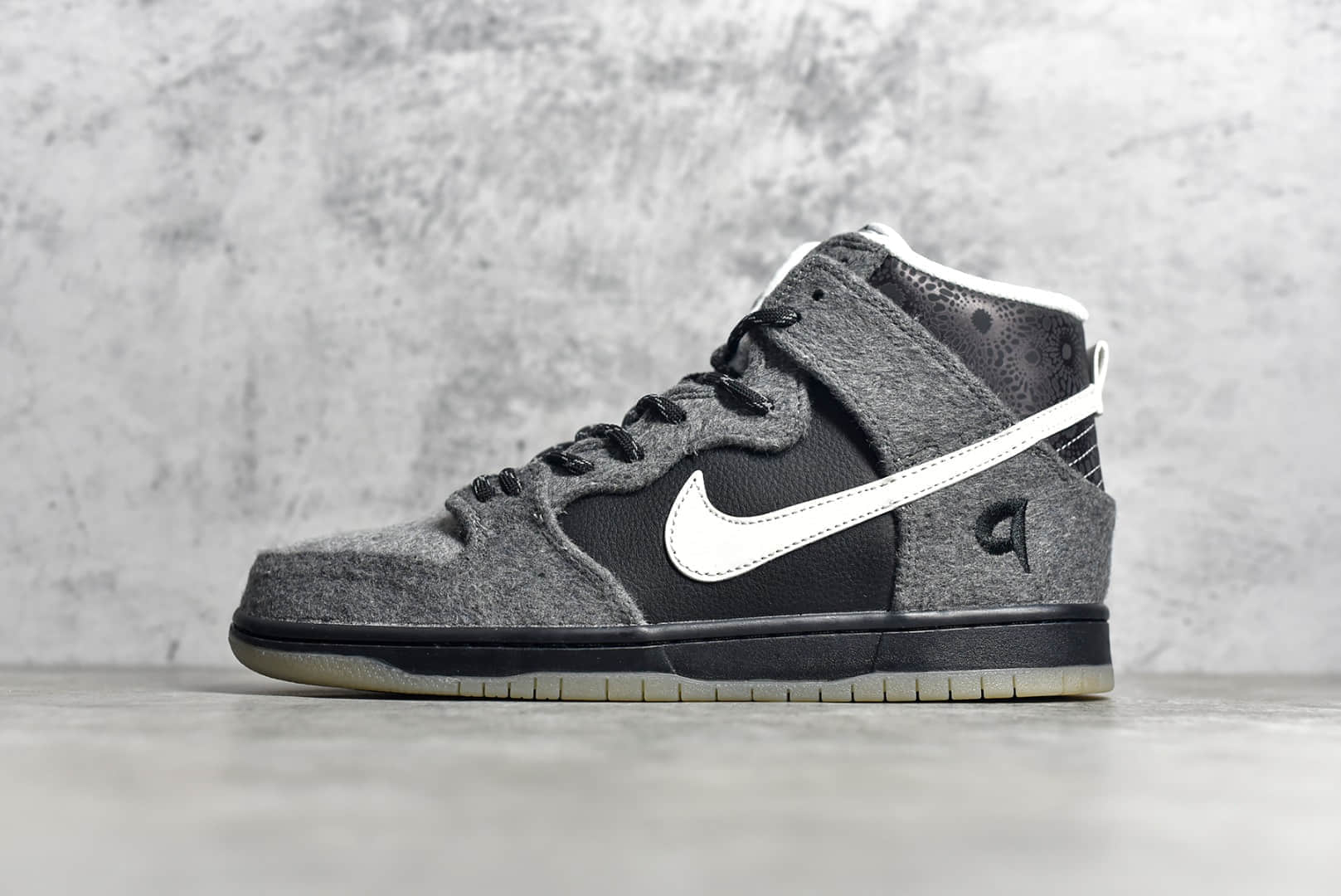 耐克Dunk SB灰白黑高帮 NIKE DUNK SB HIGH PETOSKEY PREMIER灰白黑 耐克Dunk鞋面是合成羊毛 货号:645986-010