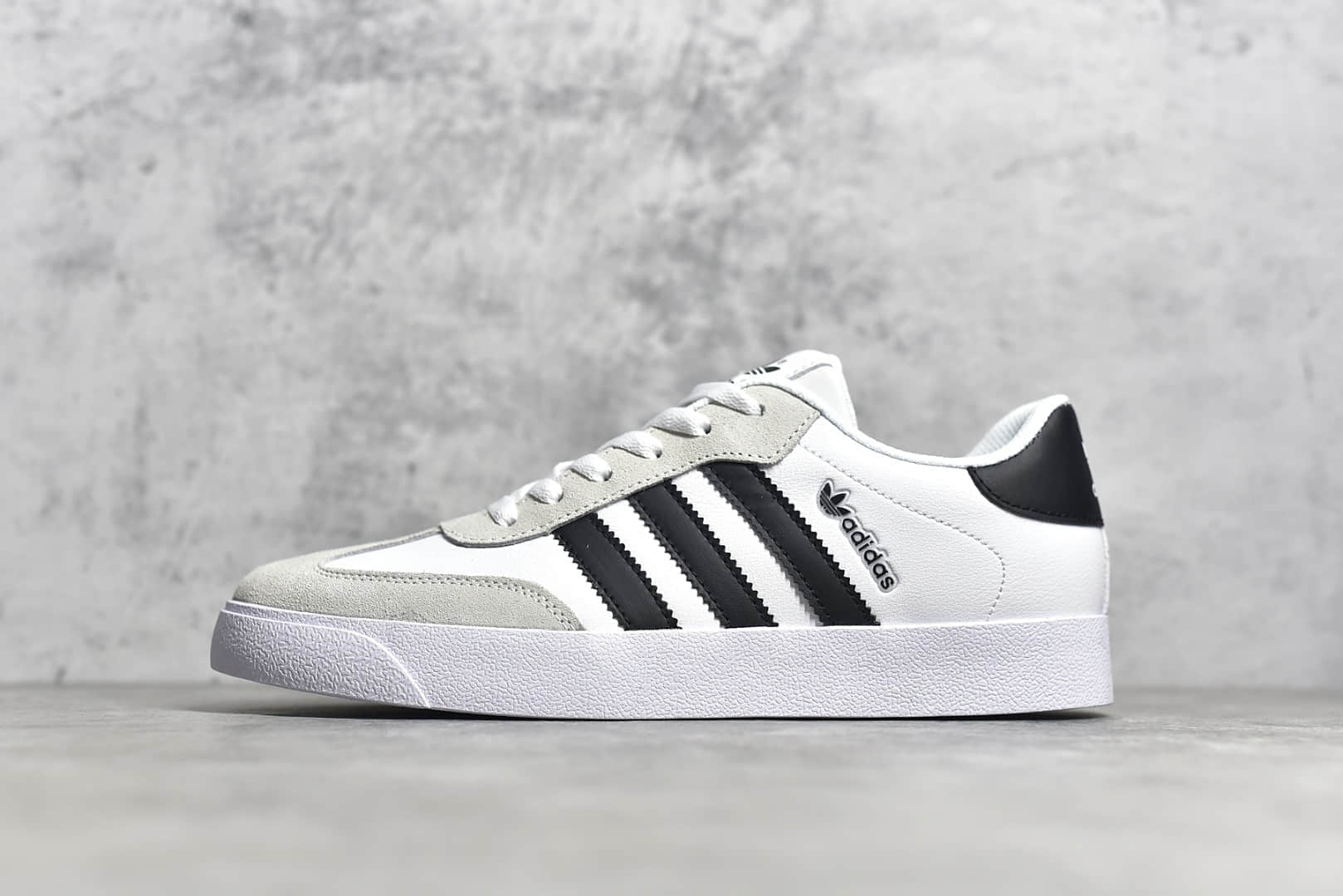 阿迪达斯三叶草校园板鞋公司级顶级版本阿迪达斯 adidas Vrx Low 常青款校园板鞋 货号:AW7374