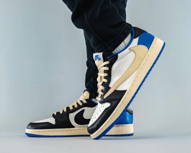 AJ1闪电反钩上脚图 Travis Scott x Fragment x Air Jordan 1 Low OG 全新AJ1倒钩白黑蓝低帮 货号:DM7866-140