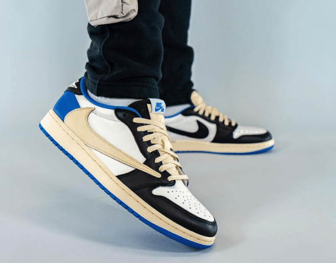 AJ1闪电反钩上脚图 Travis Scott x Fragment x Air Jordan 1 Low OG 全新AJ1倒钩白黑蓝低帮 货号:DM7866-140