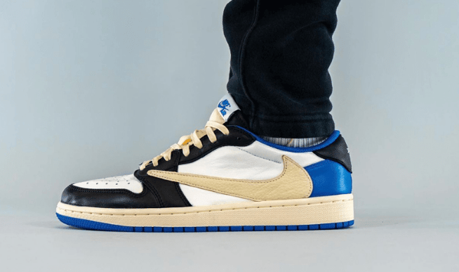 AJ1闪电反钩上脚图 Travis Scott x Fragment x Air Jordan 1 Low OG 全新AJ1倒钩白黑蓝低帮 货号:DM7866-140