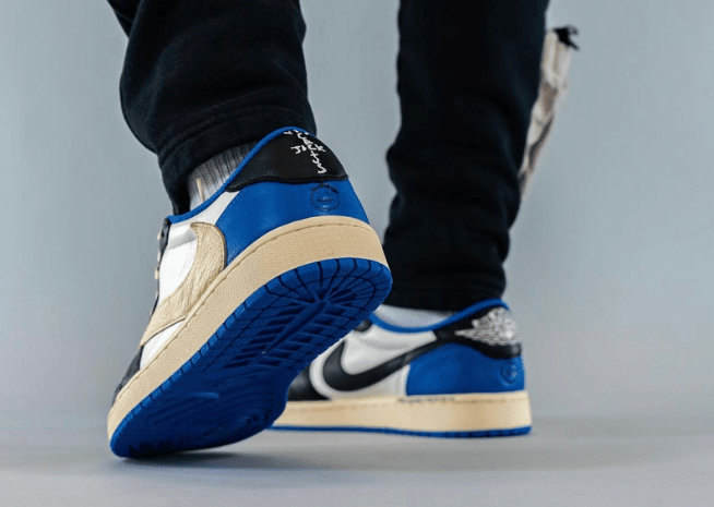 AJ1闪电反钩上脚图 Travis Scott x Fragment x Air Jordan 1 Low OG 全新AJ1倒钩白黑蓝低帮 货号:DM7866-140