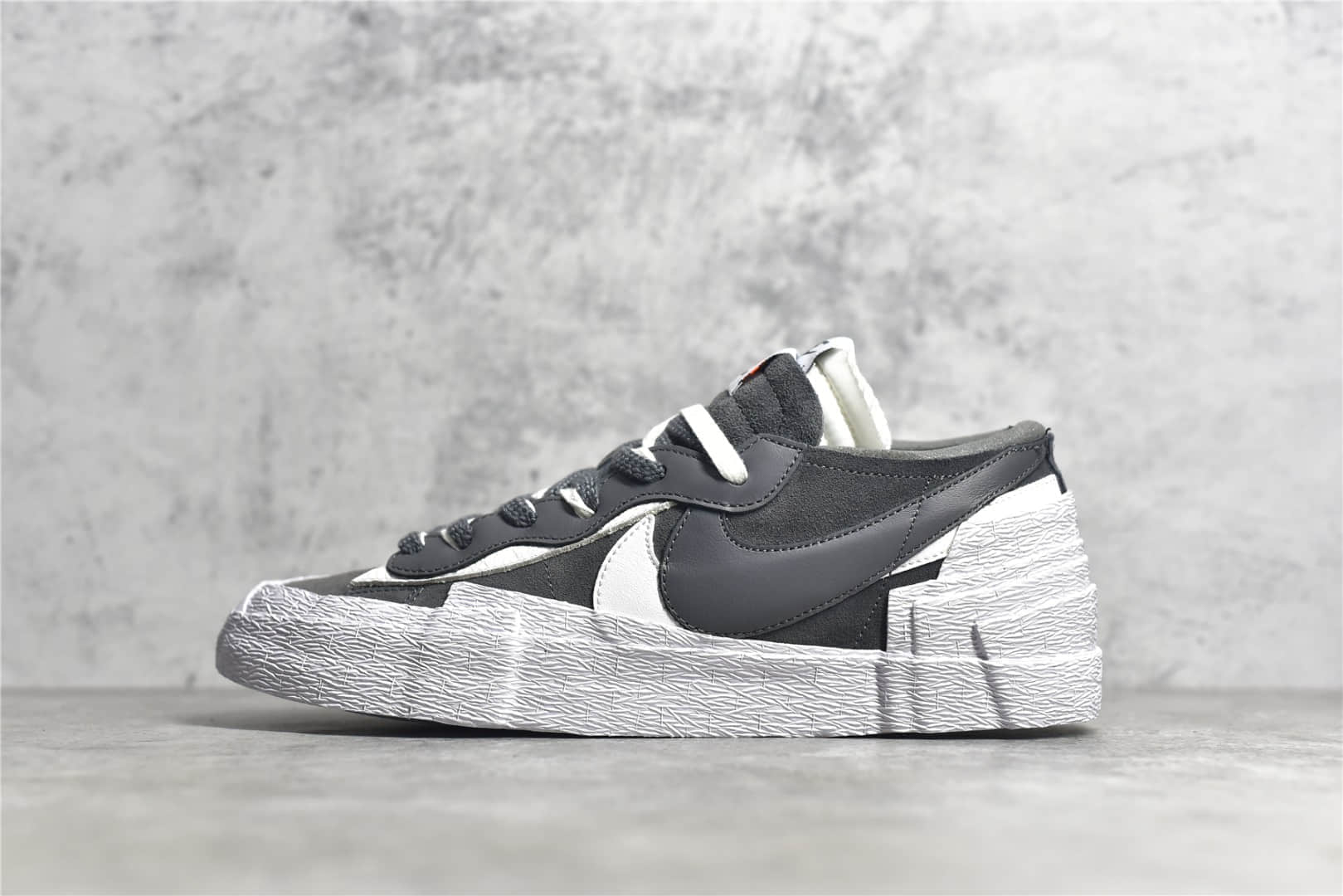 耐克Sacai联名黑色低帮 Sacai X Nike Blazer Low Dunk Dark Grey 耐克联名款低帮解构鞋 货号：DD1877-002