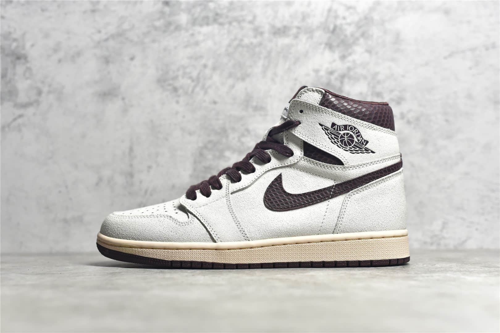 AJ1灰白粽色麂皮高帮 A Ma Maniere x Air Jordan 1 High 纯原版本 AJ1 A Ma Maniere联名 货号：DO7097-100