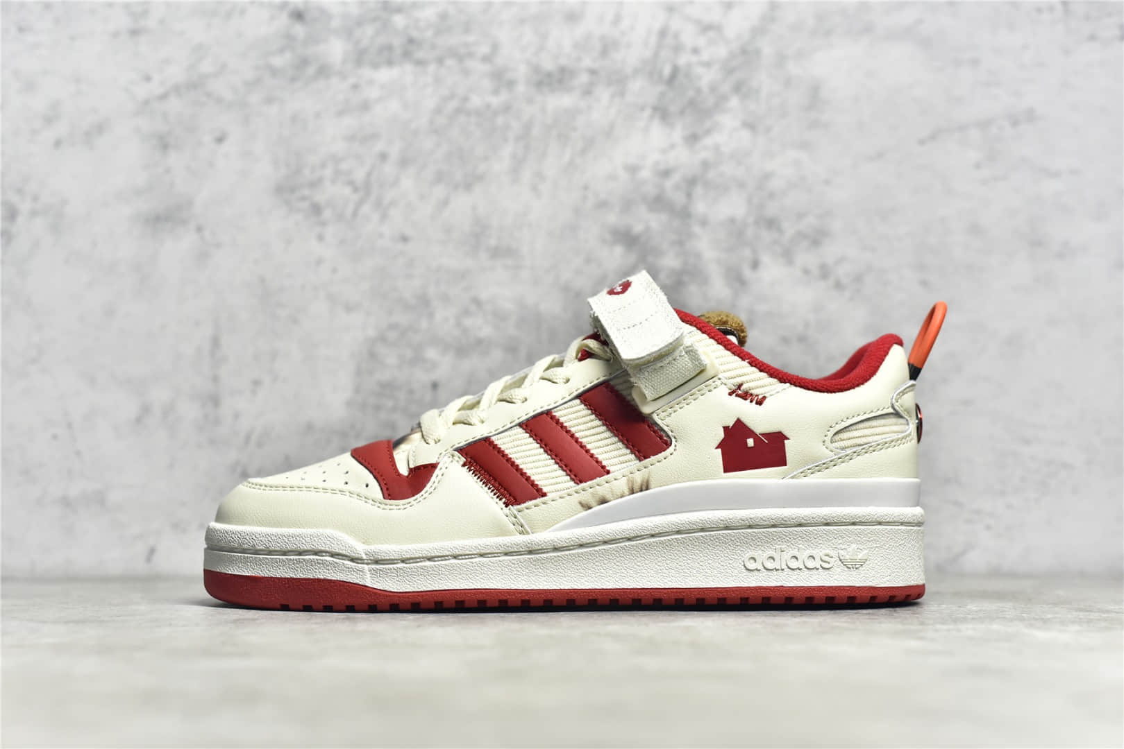 阿迪达斯小鬼当家联名米白红低帮板鞋 Home Alone x adidas Forum Low 货号:GZ4378