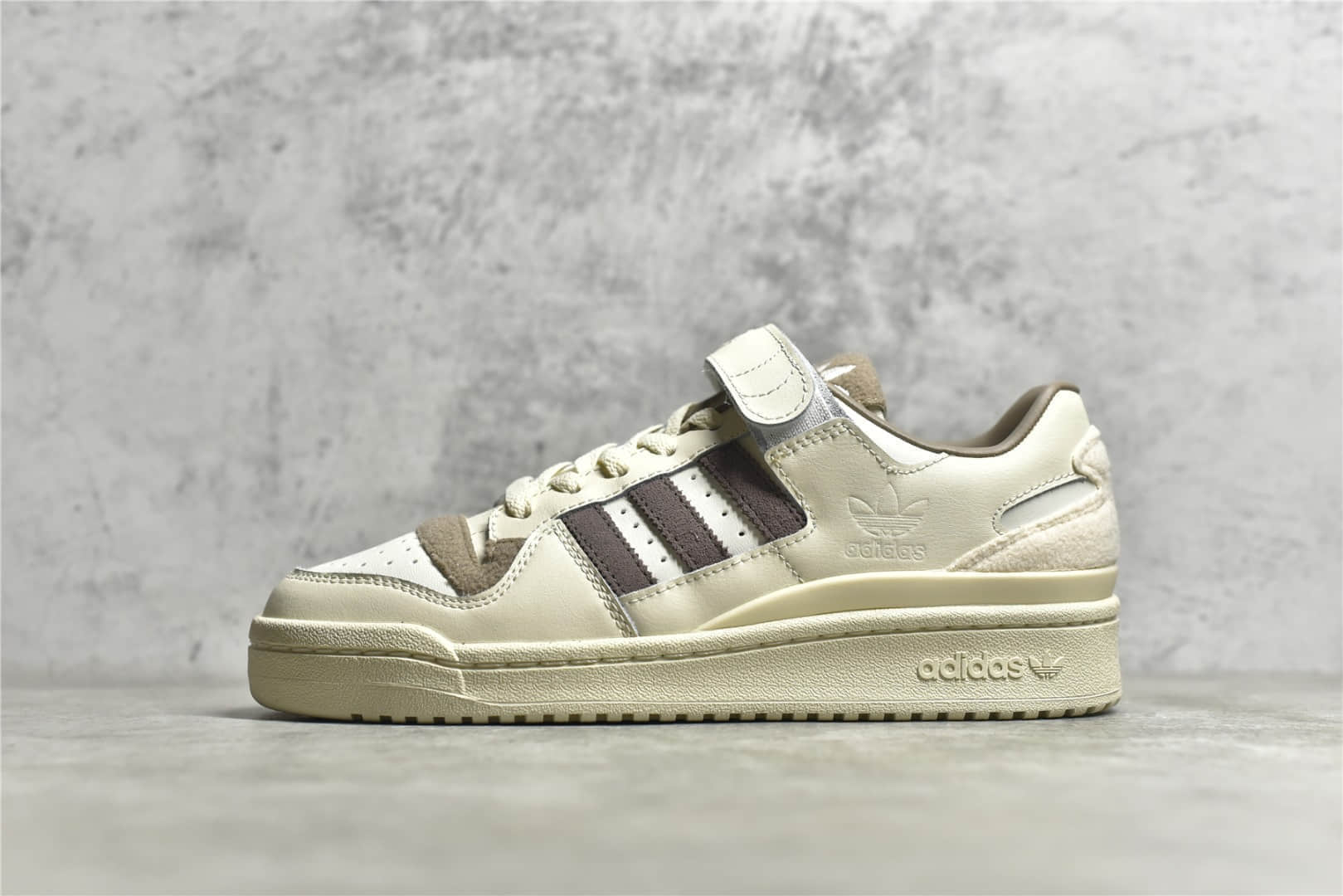 阿迪达斯Forum84米白色低帮板鞋 Adids originals Forum 84 Low 阿迪达斯带气垫板鞋 货号:GZ1893