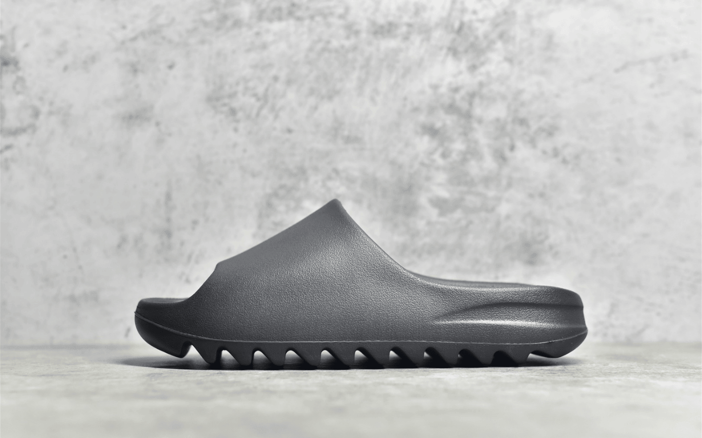 椰子拖鞋黑玛瑙 椰子黑色拖鞋纯原版本 adidas Originals Yeezy 黑玛瑙 货号：HQ6448
