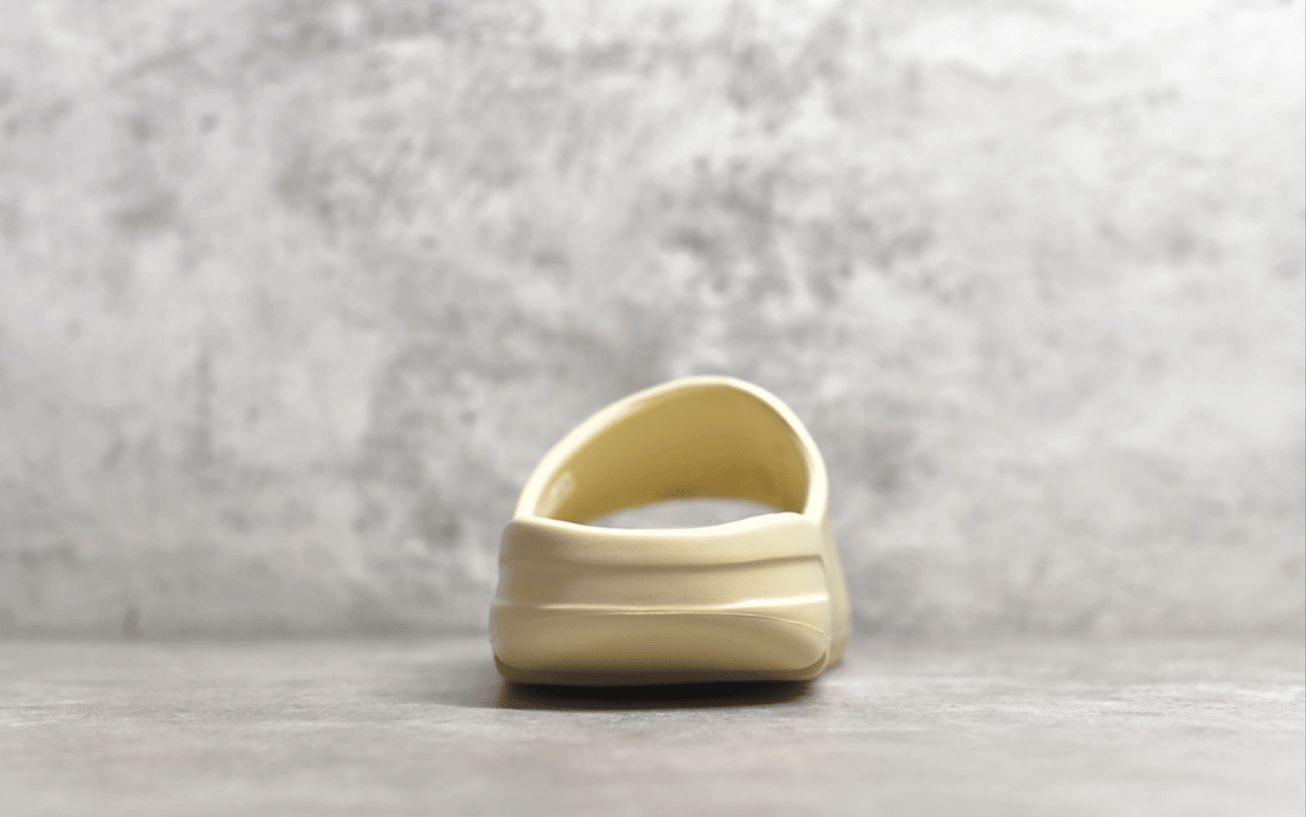 阿迪达斯拖鞋骨白色 adidas Originals Yeezy Slide “Bone” 莆田椰子纯原版本工厂 货号：FW6345