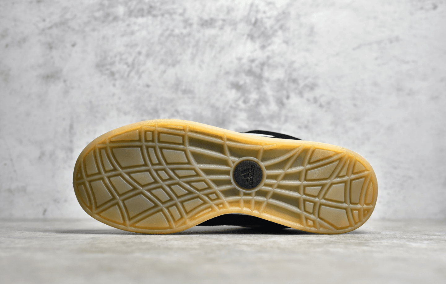 阿迪达斯黑白低帮板鞋 Adidas Adimatic Low 阿迪达斯马蒂奇系列低帮复古鲨鱼面包鞋 货号：GY5274