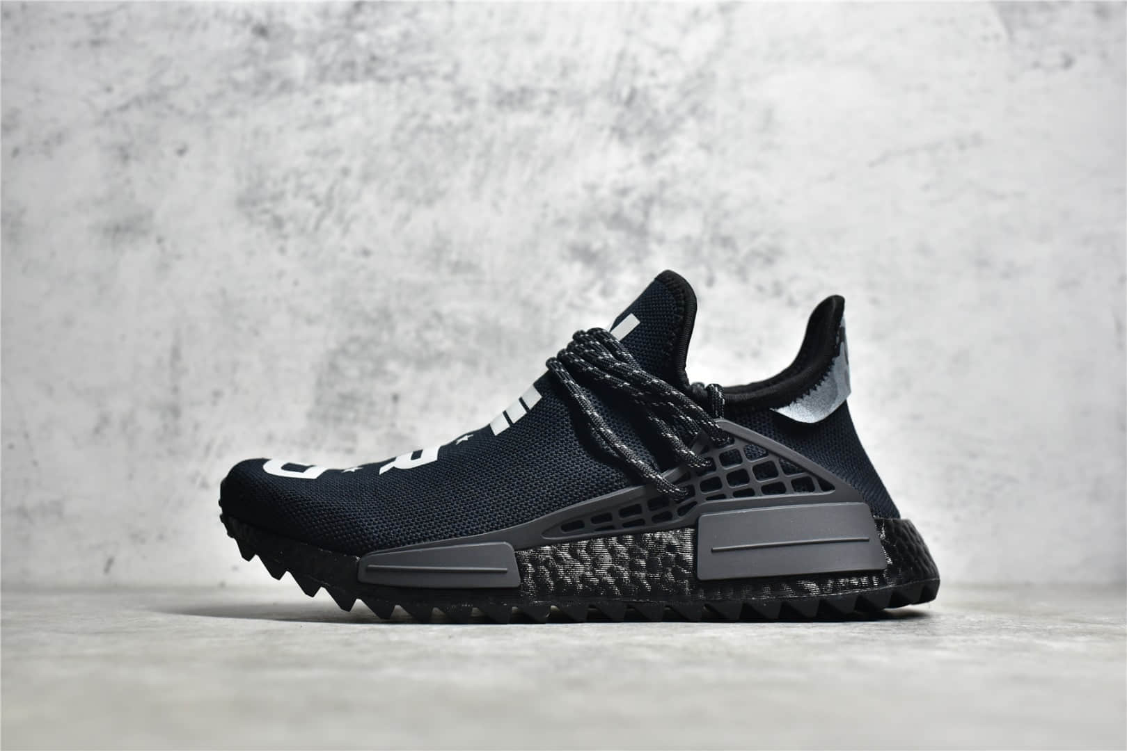BB7603,阿迪达斯菲董联名,阿迪达斯黑色跑鞋.adidas Human Race HU Pharrell IMG_256