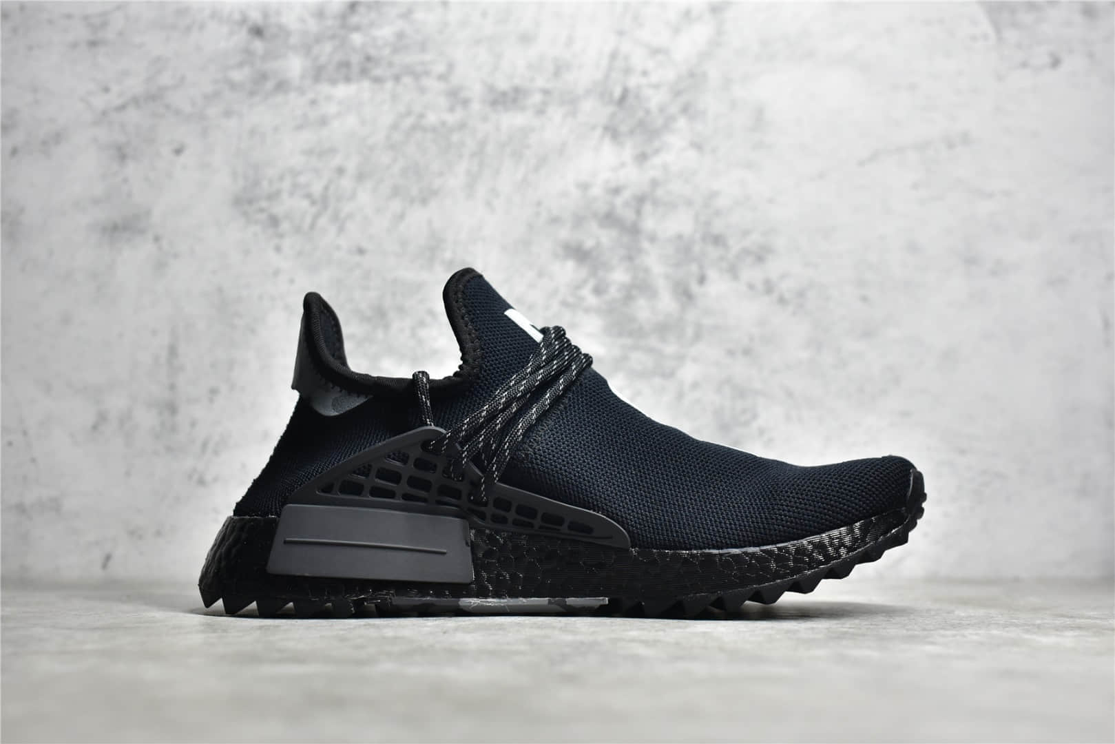 BB7603,阿迪达斯菲董联名,阿迪达斯黑色跑鞋.adidas Human Race HU Pharrell IMG_256