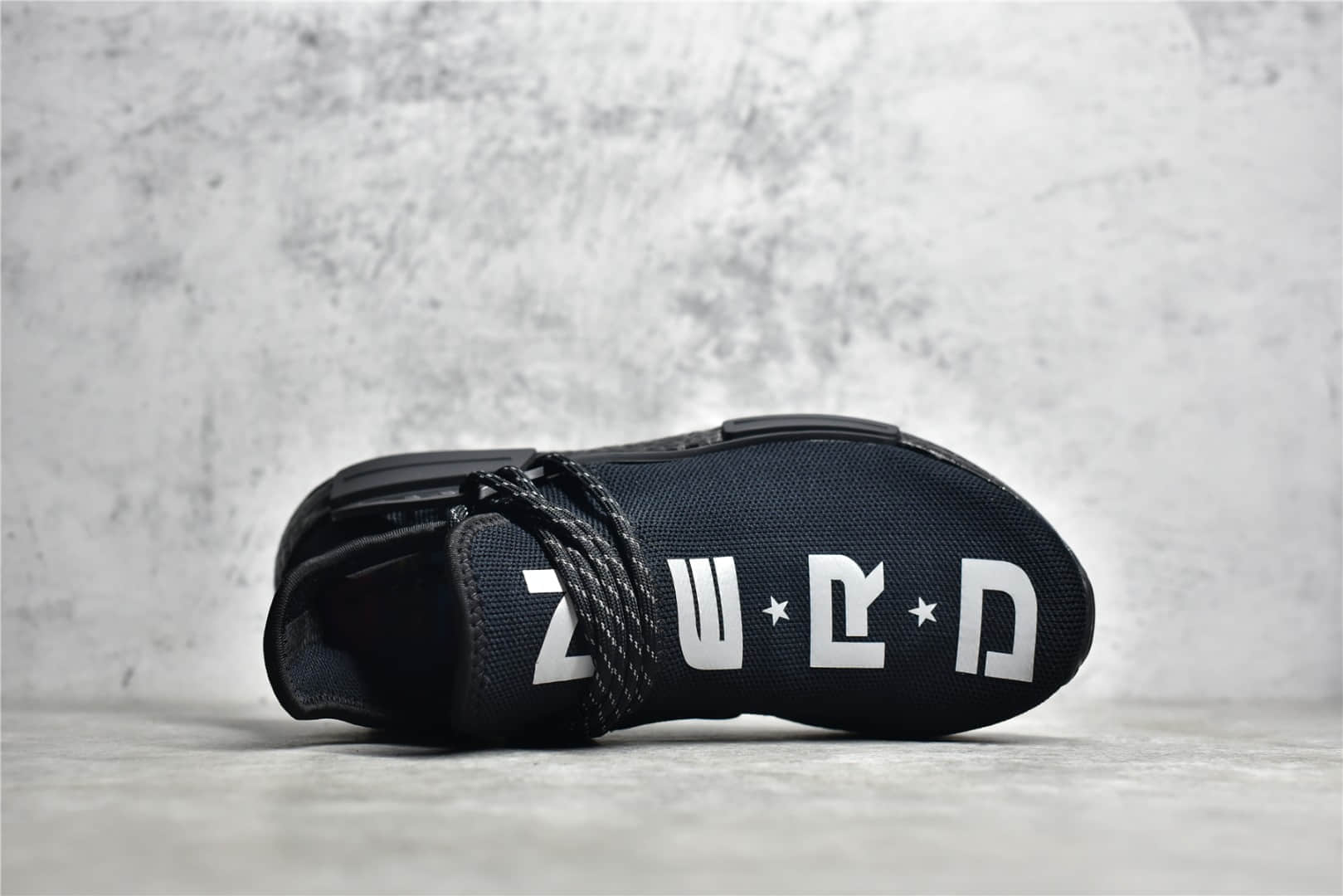 BB7603,阿迪达斯菲董联名,阿迪达斯黑色跑鞋.adidas Human Race HU Pharrell IMG_256