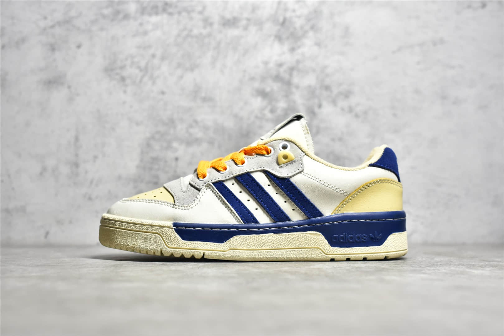 阿迪达斯竞赛系列复古板鞋 adidas Originals Rivalry Low Premium 阿迪达斯Originals板鞋 货号：HO4386