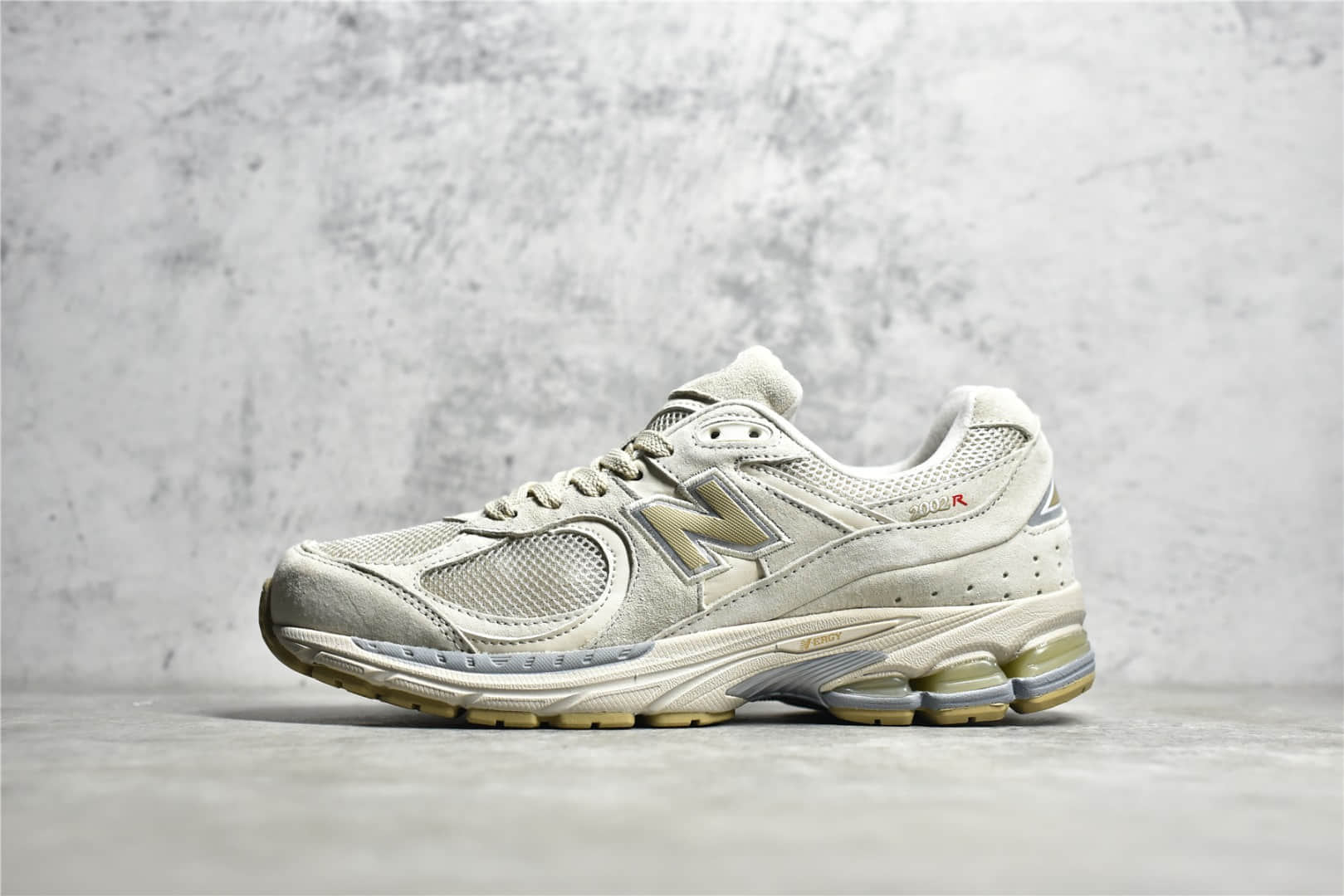 ML2002R3,新百伦2002R灰色,莆田高仿新百伦,NB2002r BG联名款 M版本新百伦2002R BG联名款 BG x New Balance 2002R 新百伦米灰色麂皮板鞋 货号:ML2002R3