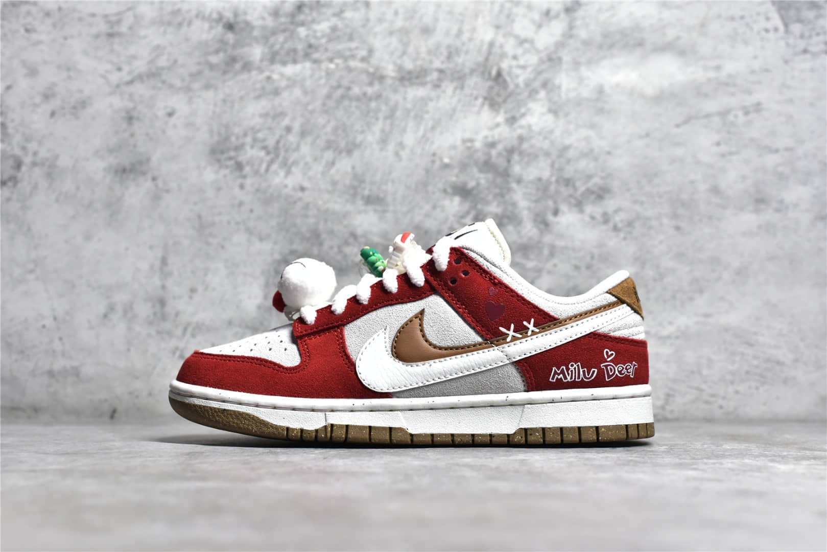 Nike Dunk Low SE "85",DO9457 112,高仿耐克Dunk板鞋,耐克Dunk灰红低帮 耐克Dunk SE 85 圣诞节主题配色 Nike Dunk Low SE "85" 耐克Dunk灰红麂皮低帮板鞋 货号 DO9457 112