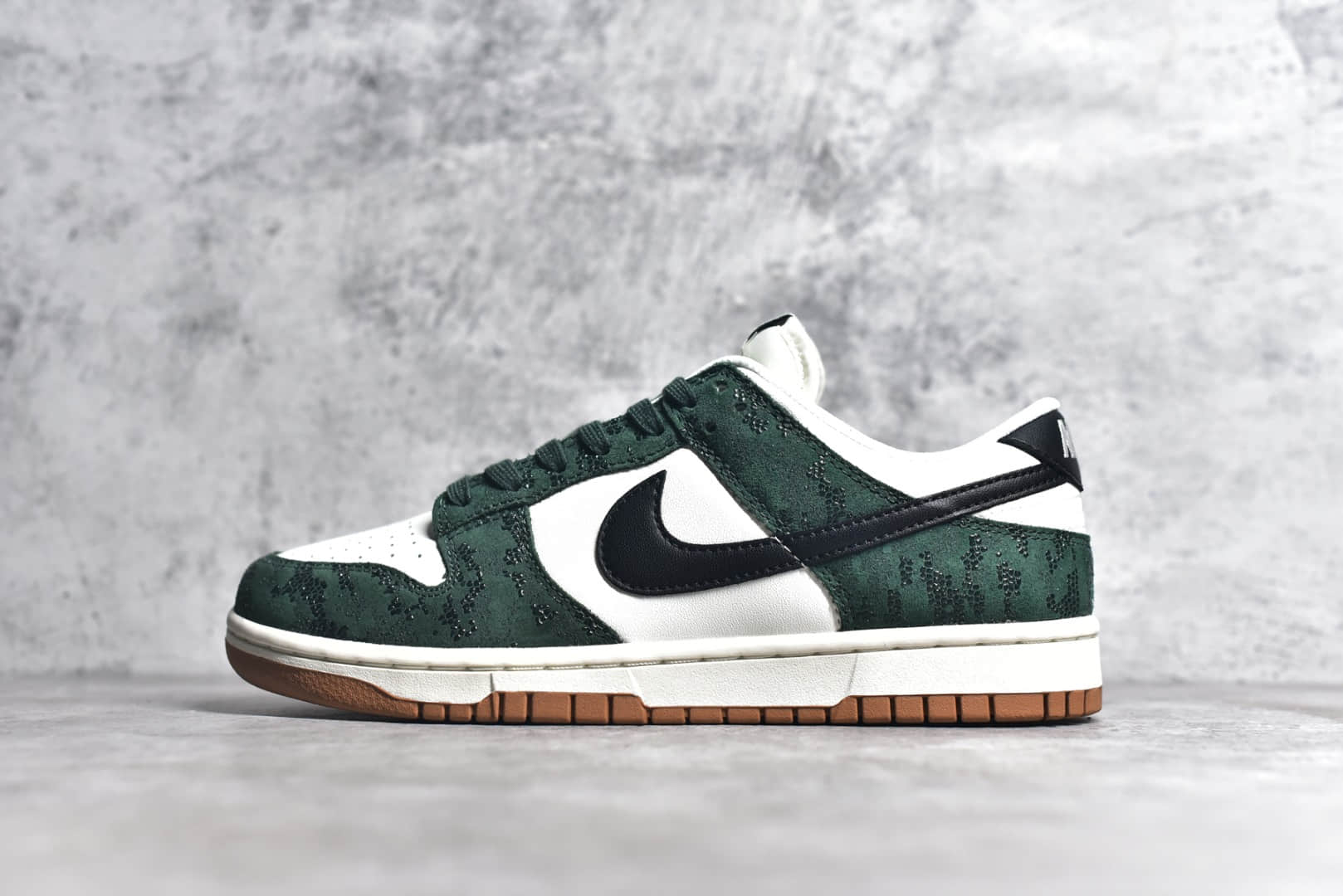 Nike SB Dunk Low “SKU”,FQ8893-397,耐克绿蛇纹,耐克Dunk蛇纹,耐克Dunk白蓝黑 耐克DUNK白深绿色绿蛇纹Nike SB Dunk Low “SKU”耐克Dunk新款正品Dunk复刻耐克Dunk缓震正品原厂货号:FQ8893 397