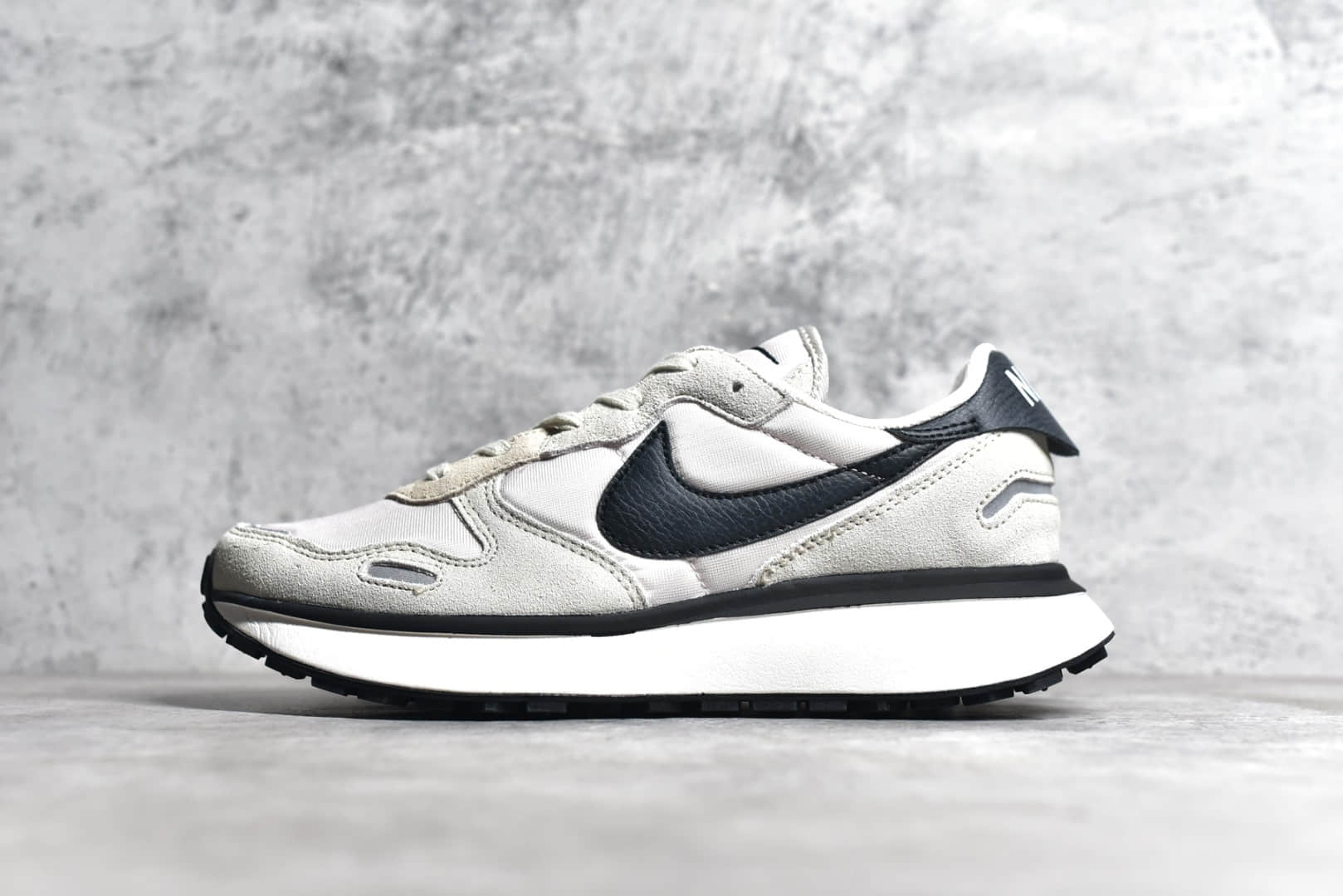 耐克华夫菲尼克斯系列白黑色复古跑鞋Nike Phoenix Waffle耐克经典跑鞋耐克缓震透气跑鞋货号FD2196-100