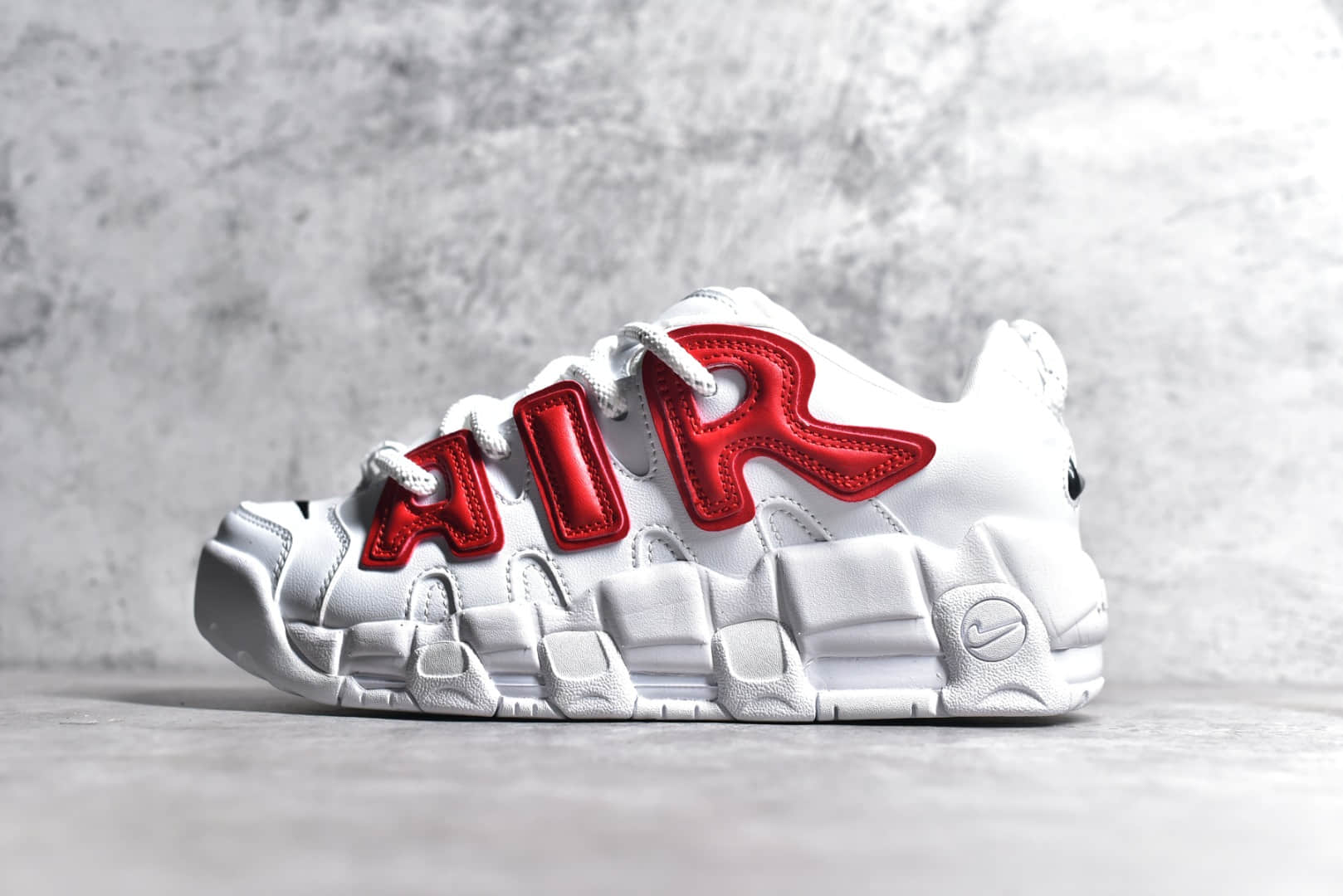 FB1299-401,耐克皮蓬AMBUSH联名,耐克皮蓬白红 耐克皮蓬AMBUSH联名白红实战球鞋AMBUSH x Nike Air More Uptempo Low耐克皮蓬一代缓震球鞋货号FB1299-401