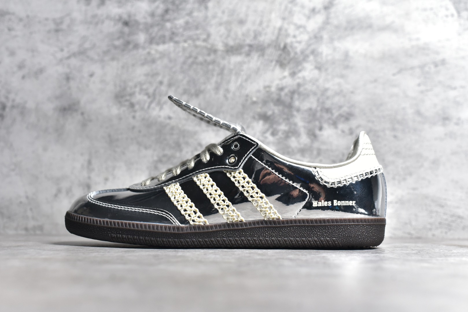 阿迪达斯桑巴电镀银大鞋舌低帮板鞋Wales Bonner x adidas Originals Samba Classic阿迪达斯德训鞋阿迪达斯桑巴绅士系列货号IG8181