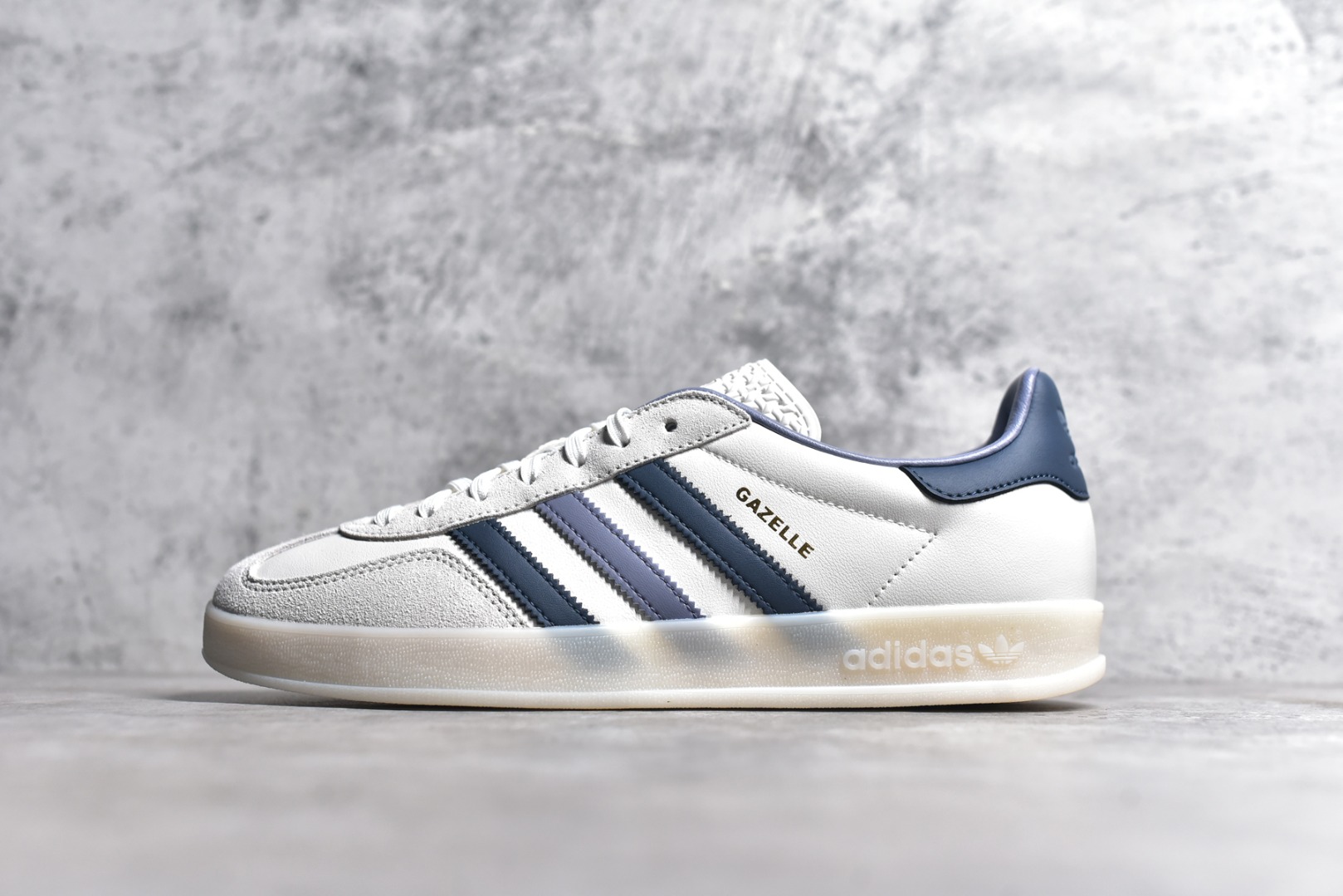 阿迪达斯德训鞋阿迪达斯桑巴银白色板鞋Adidas Original Gazelle Indoor Trainers阿迪达斯小白鞋货号IG1643