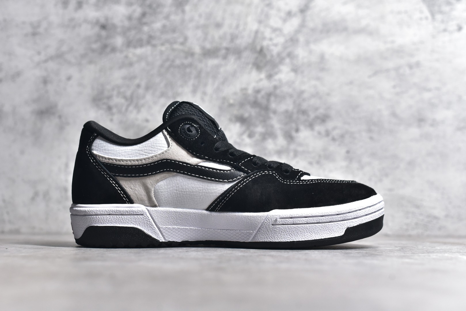 VN0A2Z3IBYB,Vans Rowan 2