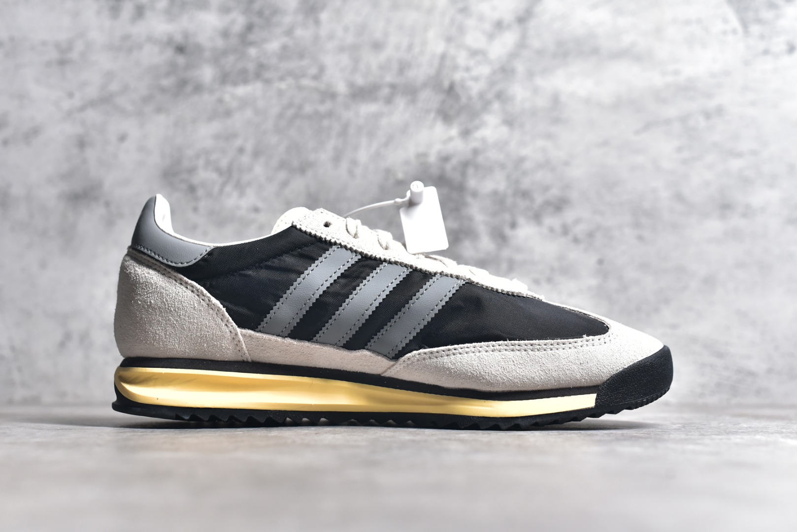 JI2498,阿迪达斯灰黑跑鞋,adidas SL72 JI2498,阿迪达斯灰黑跑鞋,adidas SL72