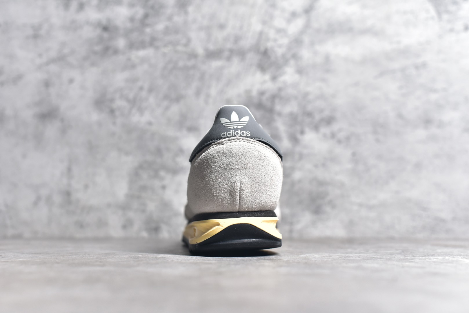 JI2498,阿迪达斯灰黑跑鞋,adidas SL72 JI2498,阿迪达斯灰黑跑鞋,adidas SL72