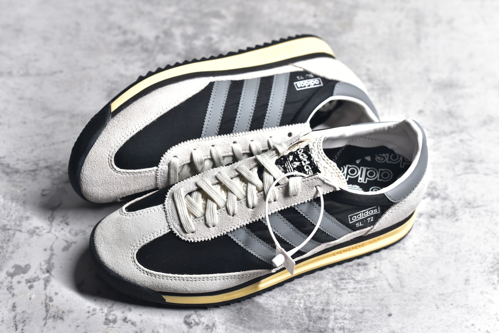 JI2498,阿迪达斯灰黑跑鞋,adidas SL72 JI2498,阿迪达斯灰黑跑鞋,adidas SL72